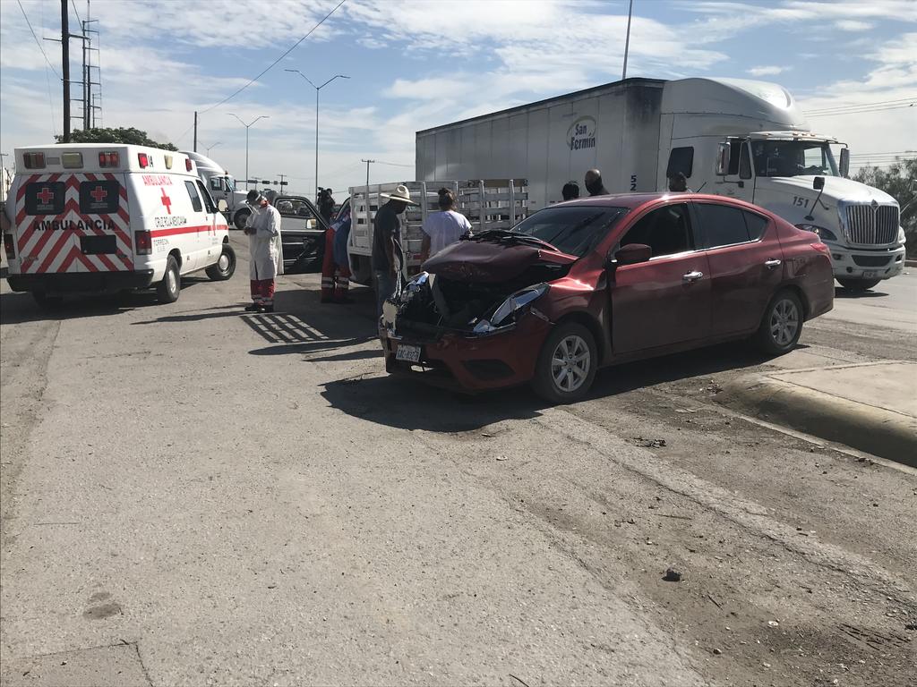 Los hechos se registraron cerca de las 10:45 horas de la mañana de este martes sobre la carretera Torreón-San Pedro, a unos metros del Periférico Raúl López Sánchez de Torreón.
(EL SIGLO DE TORREÓN)