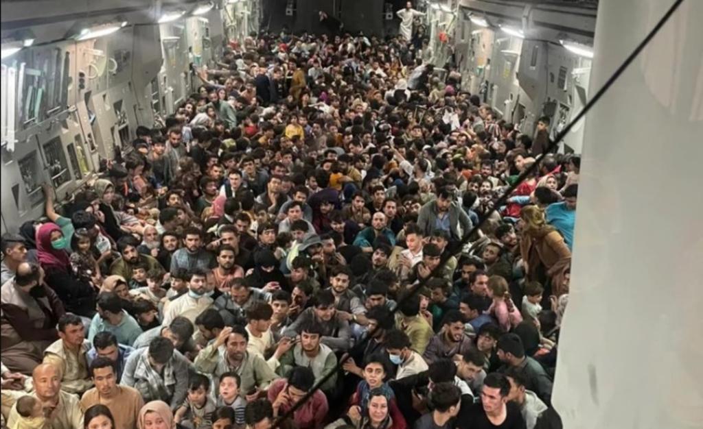 Una impresionante fotografía difundida en Internet muestra a los más de 600 afganos que huyeron en un avión de las Fuerzas Aéreas de los Estados Unidos al interior del aeroplano sentados en el piso.