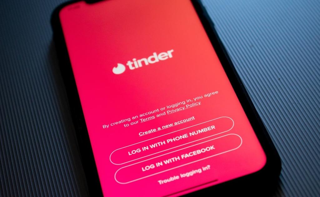 La app de citas, Tinder, que se ha convertido en una de las más populares entre el público, reforzara sus medidas de seguridad permitiendo que sus usuarios validen sus perfiles con una identificación, medida que ya se encontraba habilitada en Japón (ESPECIAL)  