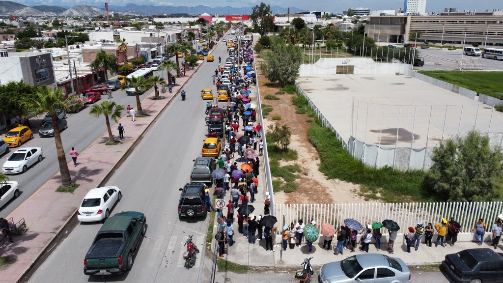 Grandes filas hizo la población rezagada de 40 a 49 años de Torreón para recibir la primera dosis de la vacuna de AstraZeneca. (ÉRICK SOTOMAYOR)