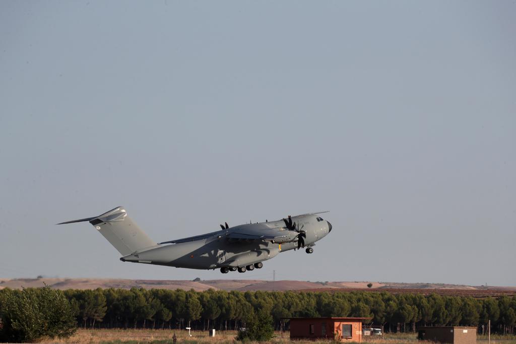 El operativo español de evacuación se completa con un tercer A400 medicalizado que partió esta mañana hora local de la base de Torrejón de Ardoz, cerca de Madrid, rumbo a Dubái.
(EFE)