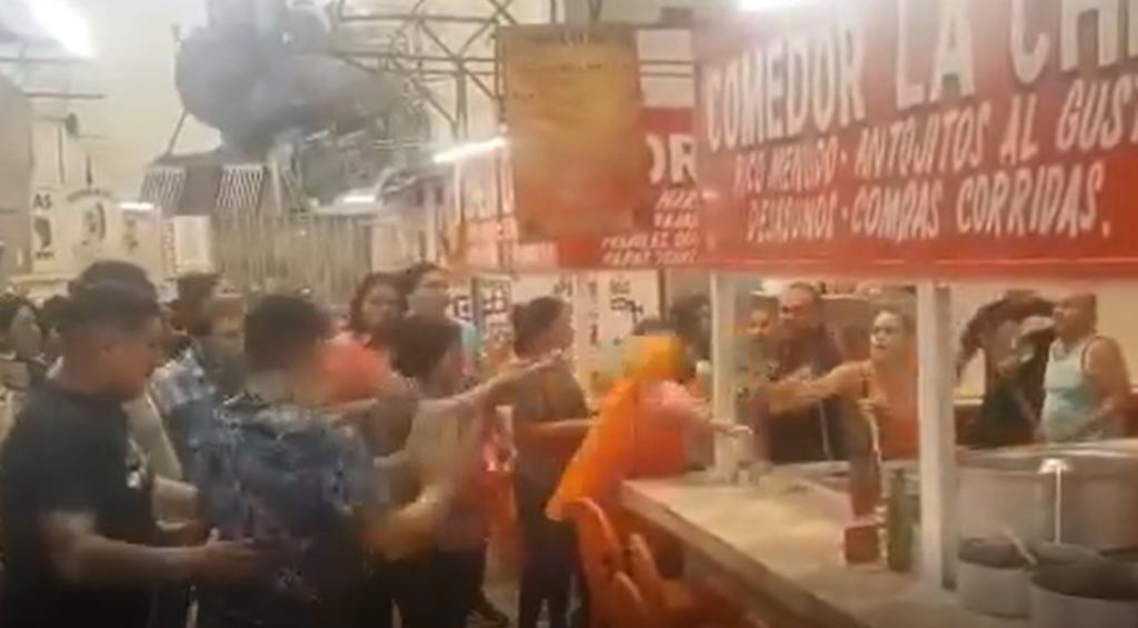 Los involucrados en la pelea que se desató al interior del Mercado Juárez de Torreón, se atacaron unos a otros a golpes, además de arrojarse lo que tenían al alcance (CAPTURA) 