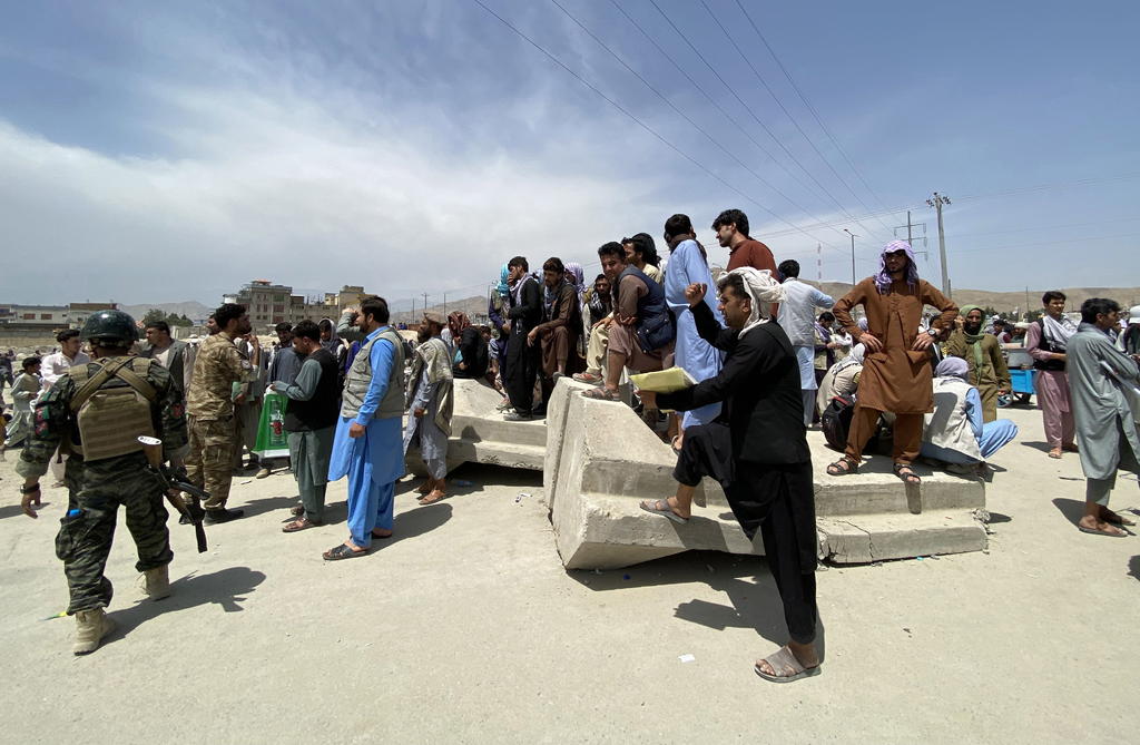 Afganistán tiene apenas unos 9,000 millones de dólares en reservas en el extranjero y ningún dinero en efectivo dentro del país, informó el miércoles el gobernador del banco central afgano. (ARCHIVO) 

