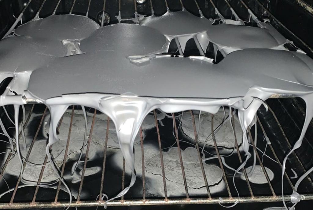 La bandeja se derritió dentro del horno y así se dio cuenta que era de plástico. (INTERNET)