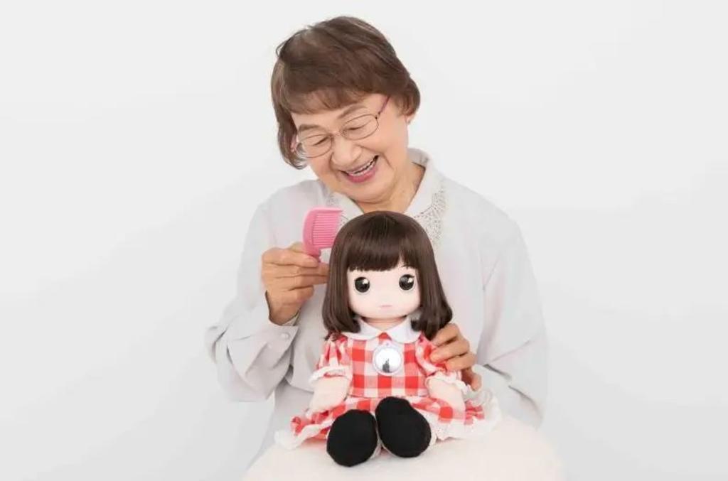La muñeca desarrollada por la empresa de juguetes Takara Tomy, cuenta con un chip que le permite el reconocimiento facial y de colores, además de estar integrada con una IA que le permite contar con personalidad propia (ESPECIAL) 