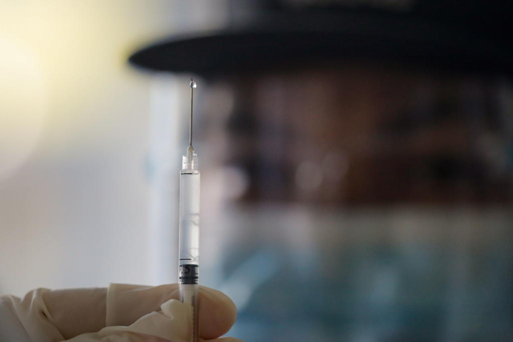 Científicos británicos investigarán la posibilidad de combinar las vacunas de la gripe y el COVID en una sola inyección, a fin de agilizar los futuros programas de inmunización, ha avanzado el director del Centro de Fabricación e Innovación de Vacunas (VMIC, en inglés), Matthew Duchars. (ARCHIVO) 
