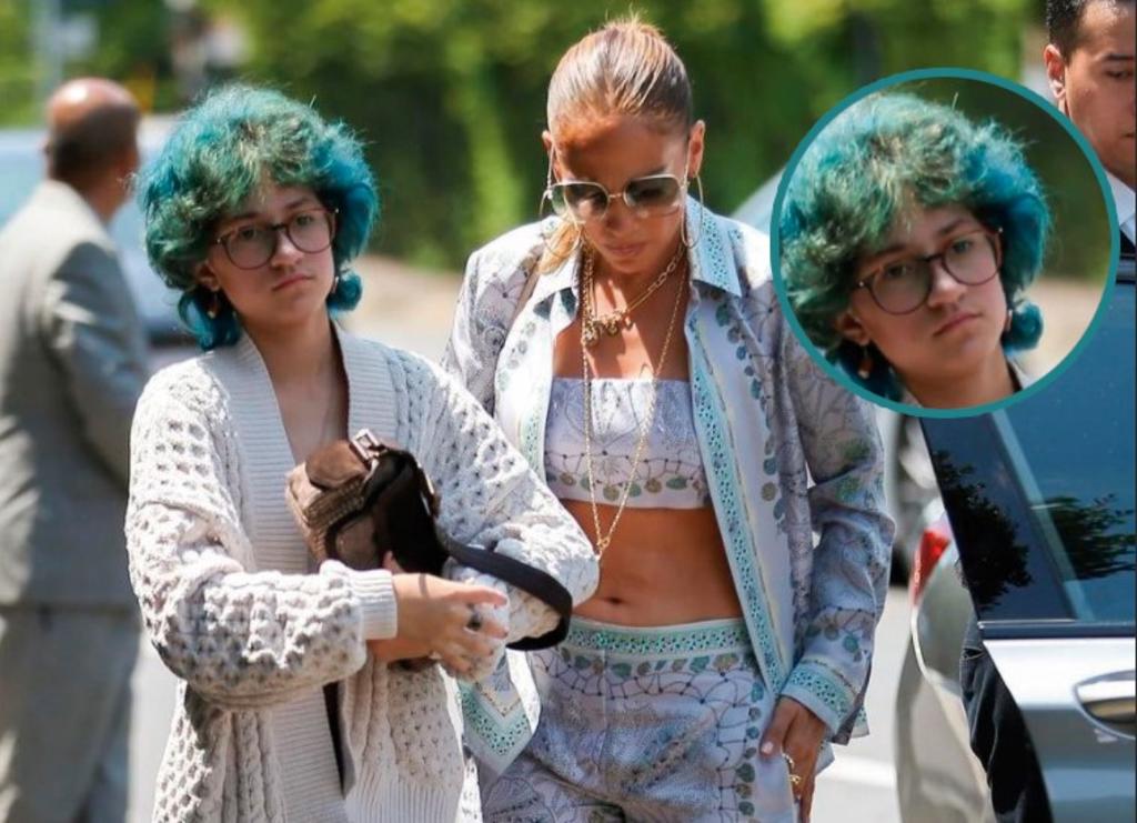 A través de portales de espectáculos surgieron esta semana algunas fotografías de paparazzi tomadas a Jennifer Lopez y a su hija  Emme Maribel Muñiz en las calles de Los Ángeles, California.