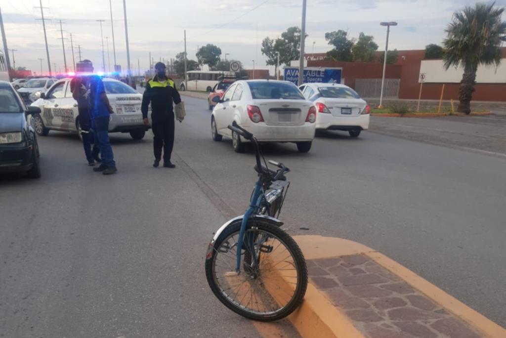 Conductor de auto arrollar ciclista sobre el Segundo Periférico de Gómez Palacio, el conductor de la frágil unidad terminó hospitalizado. (EL SIGLO DE TORREÓN)