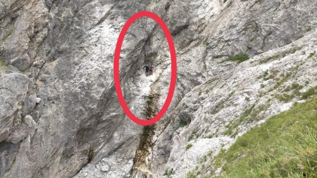 El hombre fue rescatado de la pared mediante varias operaciones de la grúa, en las que se desplegaron más de 40 metros de cable.
(EFE)