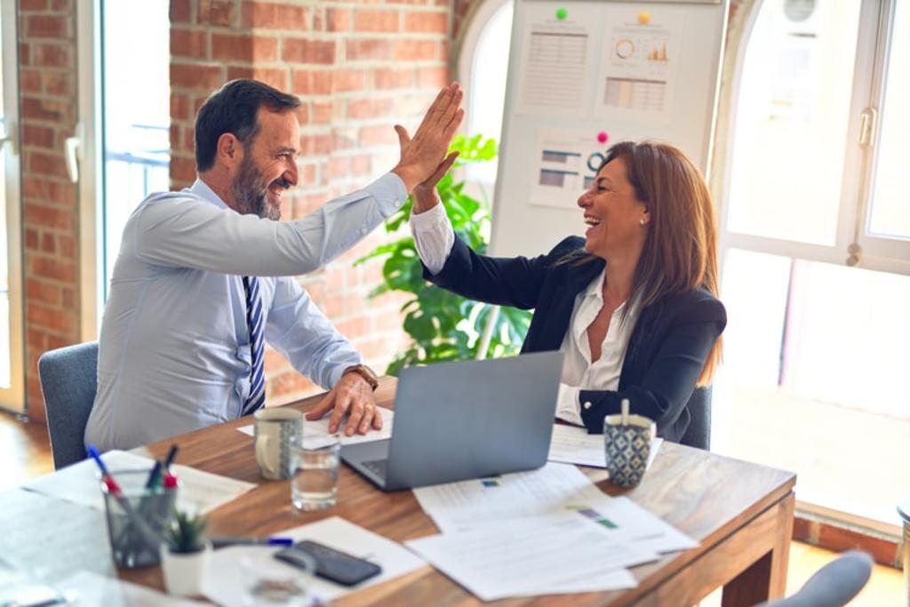 ¿Cómo ayuda a una empresa la incorporación de líderes positivos?