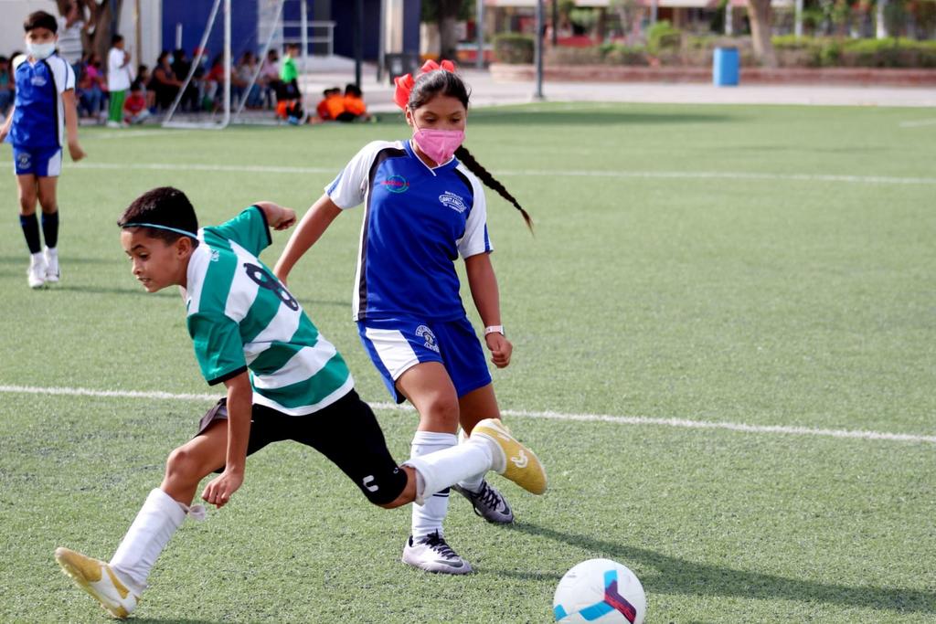 Intensa actividad tienen en la Sultana del Norte, las Leonas del Instituto Británico de Torreón, al tomar parte en el Torneo Regional Femenil 2008 de la Federación Mexicana de Futbol del sector amateur. (ARCHIVO) 
