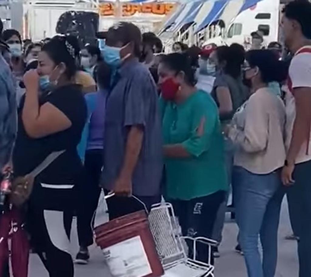 En medio del caos que se vivió el día de ayer, miércoles, en la Expoferia de Gómez Palacio, en redes sociales surgió 'Lady paraguas', una mujer que agredió a joven al intentar meterse a la fila.