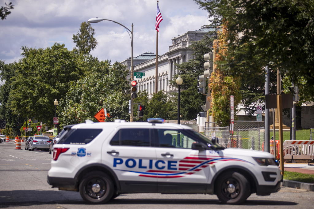 El hombre que obligó a activar este jueves una amenaza de bomba cerca del Congreso de Estados Unidos se rindió y fue detenido 'sin incidentes', confirmó la Policía del Capitolio, que brinda seguridad al lugar. (EFE) 
