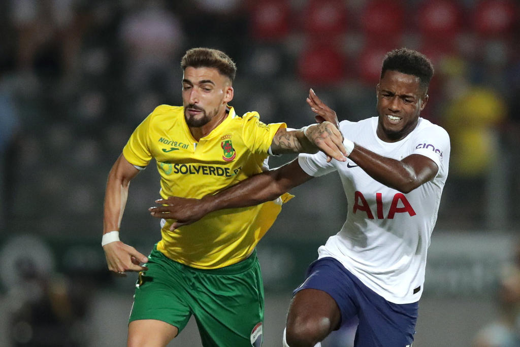 El Tottenham salió derrotado de Portugal, ante el Pacos Ferreira (1-0), en la ida de la última ronda previa de la Liga Conferencia de fútbol, en el debut del español Bryan Gil con el club londinense.
