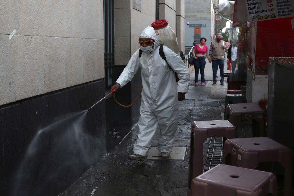 El Instituto Mexicano del Seguro Social (IMSS) recomendó sanitizar los espacios laborables, así como los objetos que se usan para realizar las actividades cotidianas para evitar más contagios por coronavirus. (ARCHIVO)