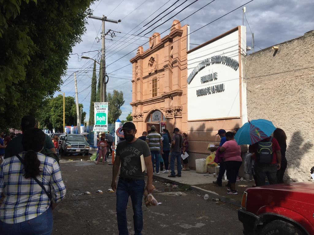 Ayer continuó la jornada de vacunación en Gómez Palacio pero solo la aplicación de segundas dosis a personas de 40 a 49 años. (EL SIGLO DE TORREÓN)