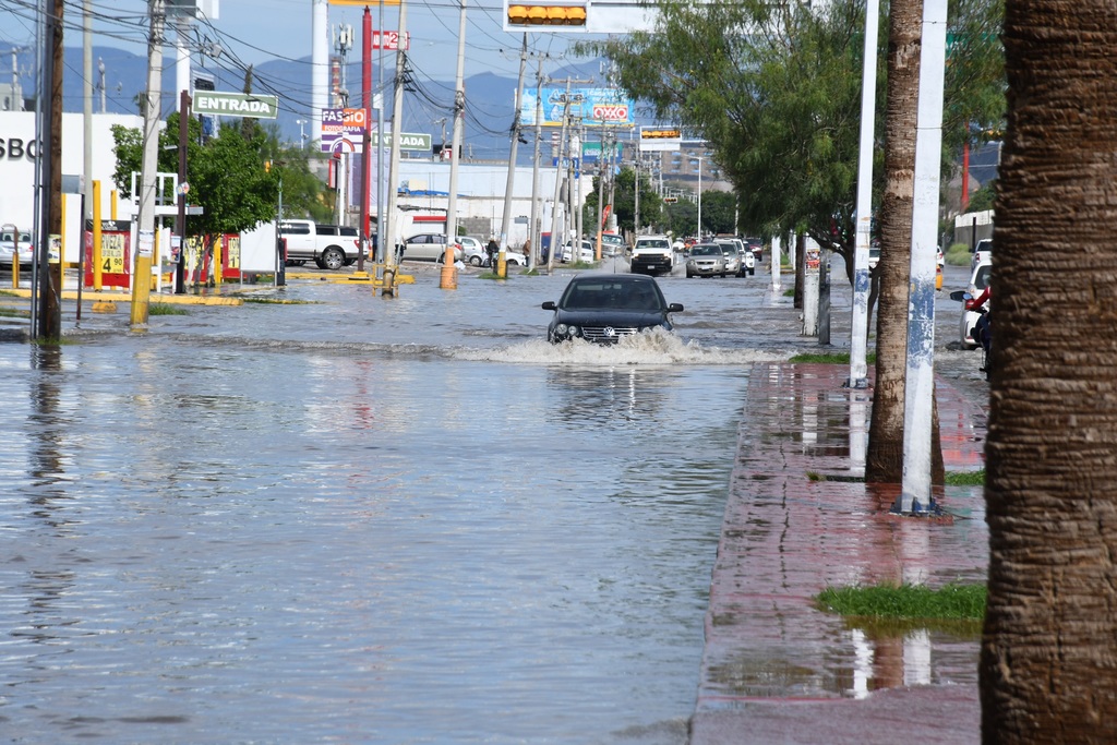 El área de Bomberos de Torreón descartó reportes de inundaciones graves por las lluvias de ayer por la madrugada, únicamente encharcamientos en los puntos conflictivos. (FERNANDO COMPEÁN)