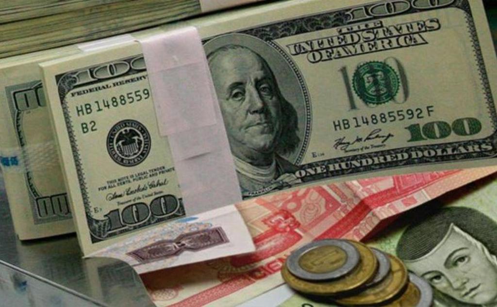 El peso pierde frente al dólar 19 centavos con relación al jueves en operaciones al mayoreo y se ubica entre las monedas más depreciadas de la sesión.
(ARCHIVO)