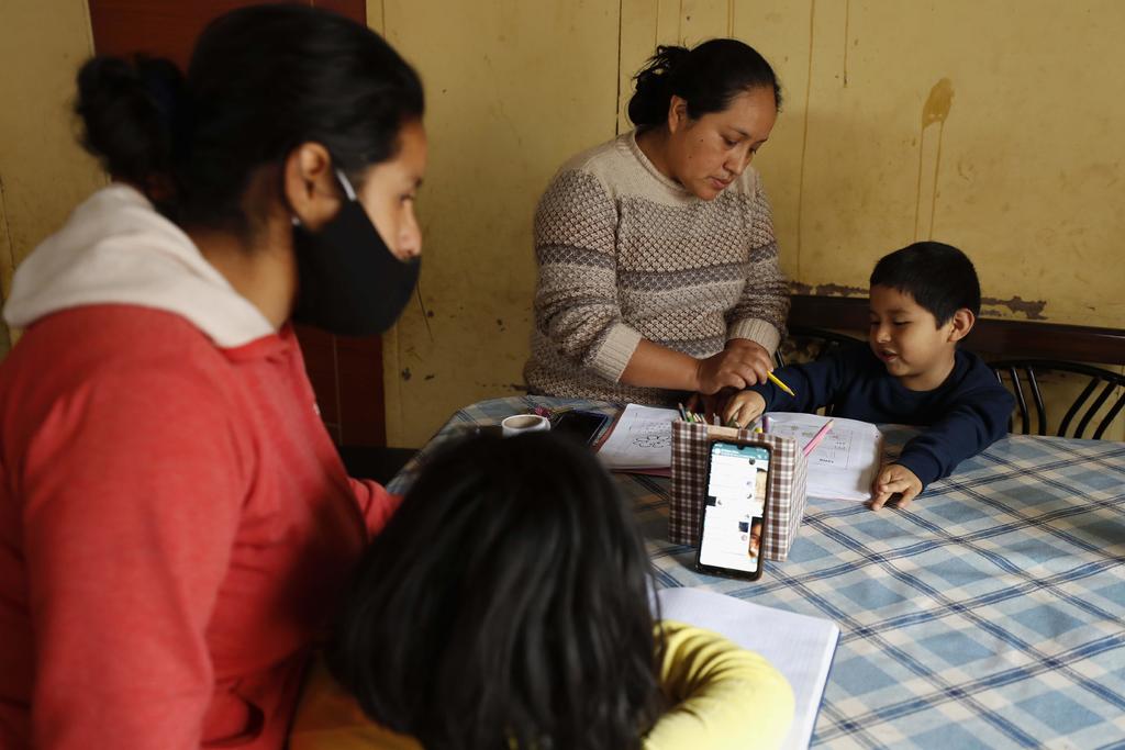 El Gobierno de Perú declaró este viernes en emergencia a la educación pública para adoptar una serie de medidas urgentes que eleven su calidad y acelerar el regreso a las clases presenciales tras un largo año y medio de clases a distancia. (ARCHIVO) 