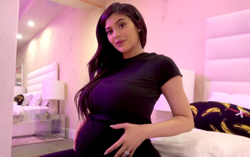 La estrella de reality y empresaria Kylie Jenner estaría esperando su segundo hijo junto al rapero Travis Scott, con quien procreó a su primera hija, Stormi, de 3 años de edad. (ESPECIAL) 