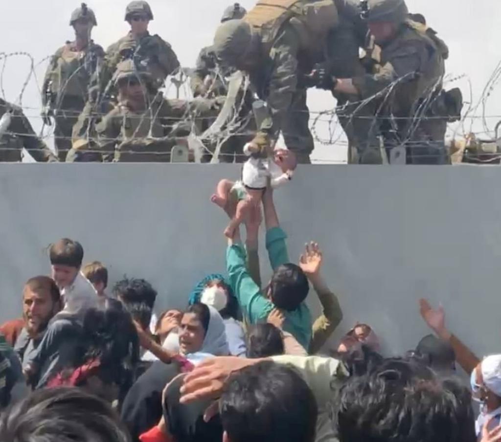 En medio del caos, padres intentan salvar a sus hijos de la conquista de los talibanes a Kabul, en Afganistán, como fue el caso de un bebé que fue entregado a soldados estadounidenses, imagen que se ha viralizado en redes sociales (CAPTURA) 