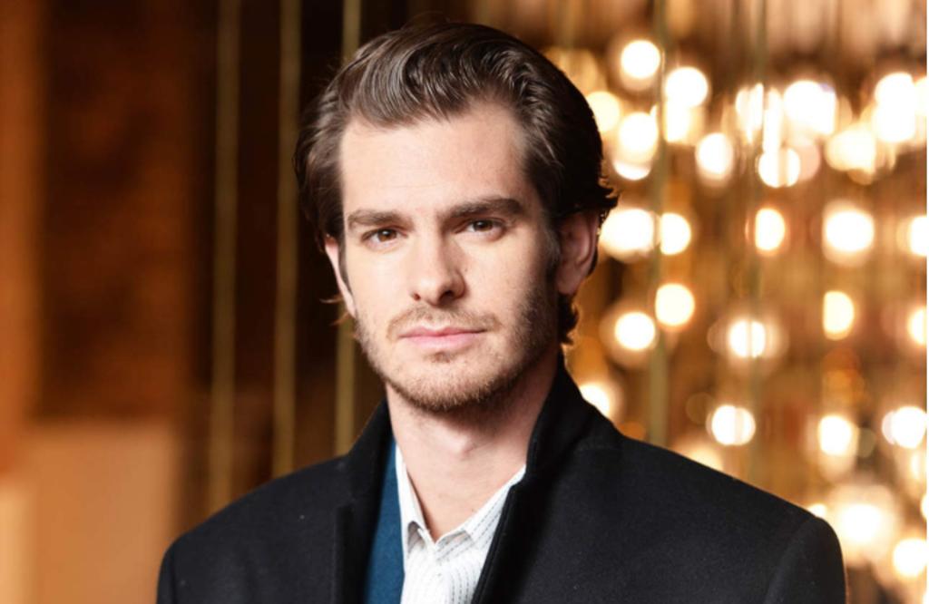El actor y productor británico Andrew Garfield hoy cumple 38 años, es una de las estrellas de Hollywood más destacadas de la última década, consiguiendo interpretaciones en la pantalla que le han dado el honor de de recibir múltiples nominaciones a premios importantes como los Oscar y el Golden Globe, además de tener un Tony y un BAFTA en su estante. 

