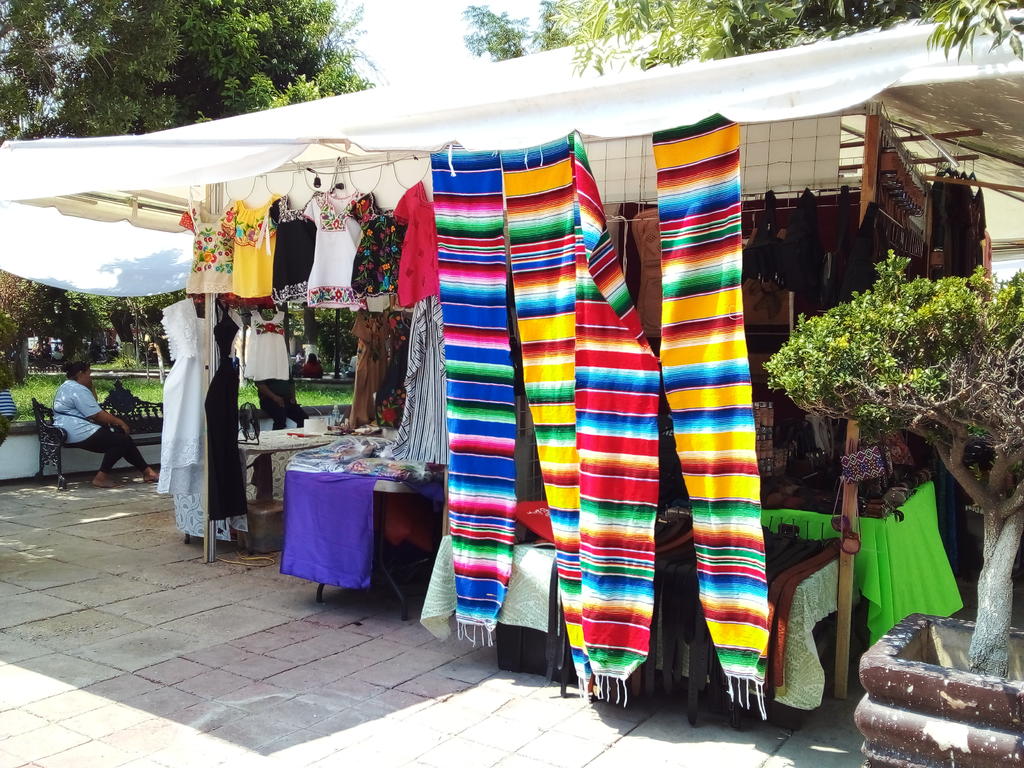 Los artesanos mexicanos enfrentan la caída de hasta el 70 por ciento de sus ventas respecto a la época prepandémica, así lo afirma Rosalva Isela Miranda Ontiveros, presidenta de la Asociación de Comerciantes Fijos y Semifijos del Caribe, quien encabeza a un grupo de artesanos que se han instalado en la Plaza de Armas de Gómez Palacio. (SAÚL RODRÍGUEZ)