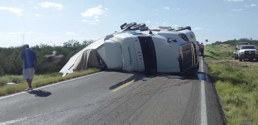 Durante la tarde de este viernes se registró la volcadura de un tráiler que transportaba paquetería, en la carretera federal 02 en su tramo Piedras Negras- Nuevo Laredo; generando la obstrucción de la mencionada vialidad en ambos sentidos. (EL SIGLO DE TORREÓN)