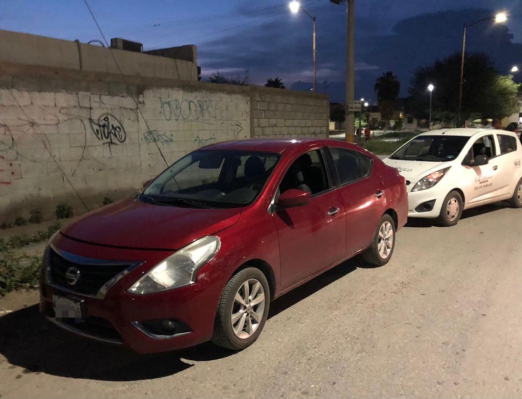 El vehículo señalado como responsable es un Nissan Versa, color rojo, modelo 2015, que era conducido por Fernanda de 24 años de edad. (EL SIGLO DE TORREÓN)