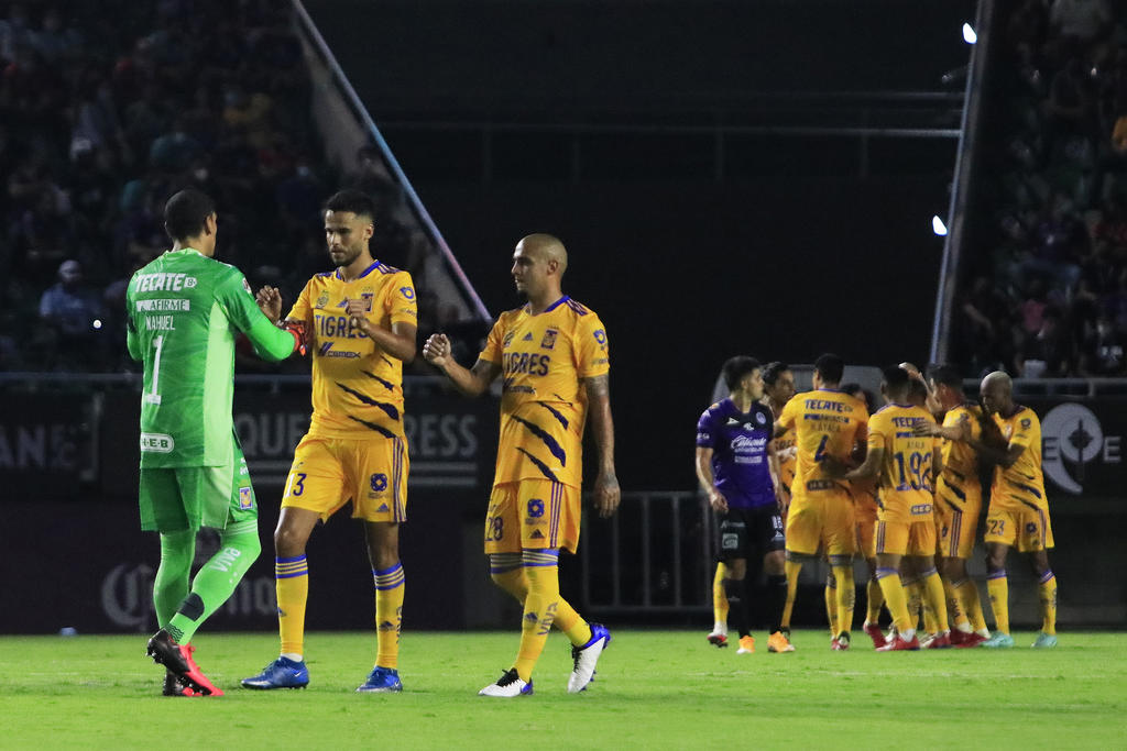 Cuatro jugadores de Tigres tuvieron que salir por lesión esta noche en el duelo ante Mazatlán FC y de inmediato se encendieron las alarmas en el cuadro universitario. (JAM MEDIA)
