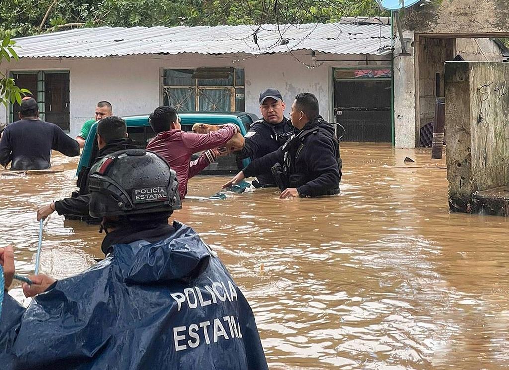 Docenas de vehículos quedaron atrapados por el agua en Xalapa y su zona conurbada, donde autoridades policiales y de rescate activaron diversos operativos.
(EFE)