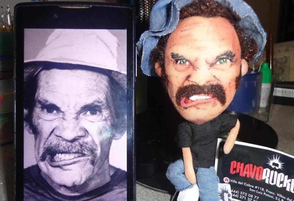 Víctor Hugo Robledo García, aprovechó su talento en el dibujo para emprender su propio negocio, 'Chavoruckos', con el que puede crear una replica de cualquier personaje en miniatura (FACEBOOK) 