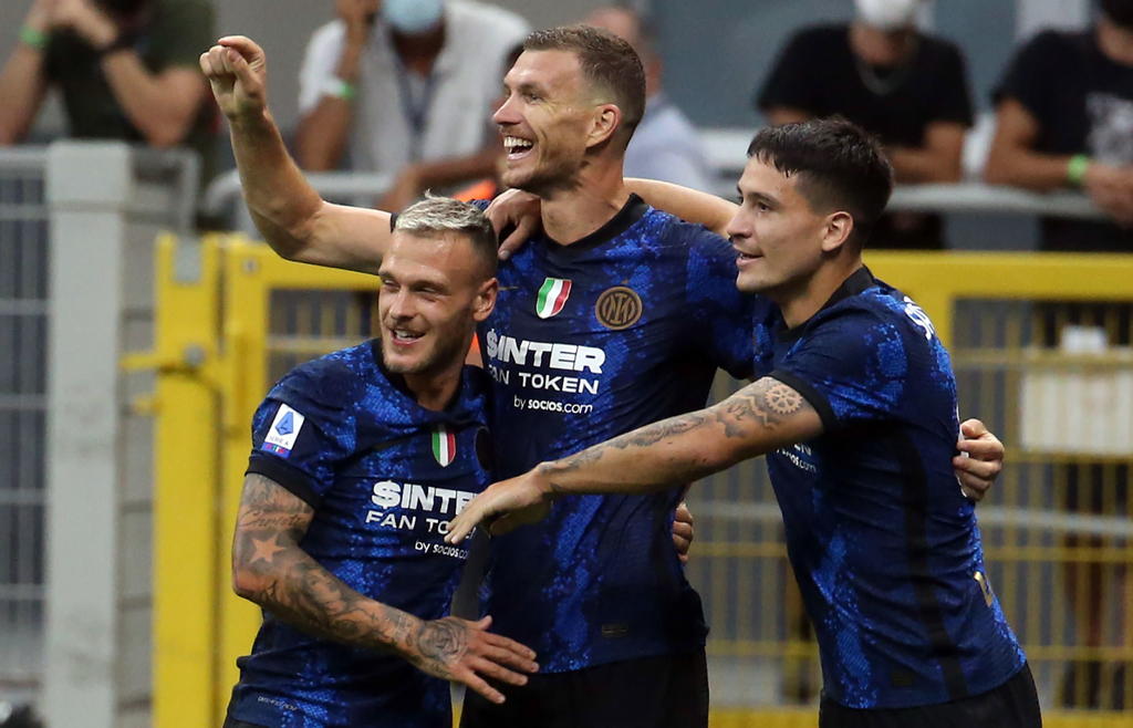 El debutante del Inter, Hakan Çalhanoğlu, anotó un gol e hizo un pase para otro, y el campeón de la Serie A italiana inició esta tarde la defensa de su título con una goleada 4-0 a Génova.