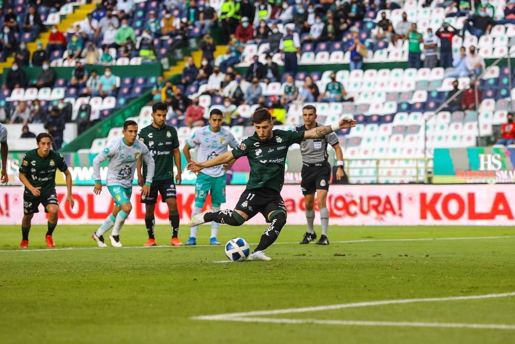 Fernando Gorriarán marcó de penal el gol de Santos, luego de que Diego Valdés falló, pero el VAR ordenó la repetición del tiro. (JAM MEDIA)