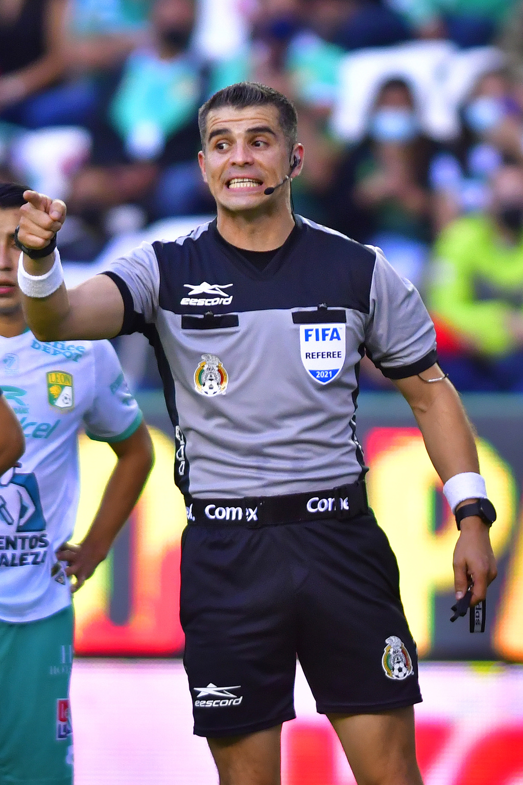 Polémica actuación tuvo el árbitro Fernando Hernández, quien marcó un penal al minuto 101 y acabó añadiendo 15 minutos en el segundo tiempo. (JAM MEDIA)
