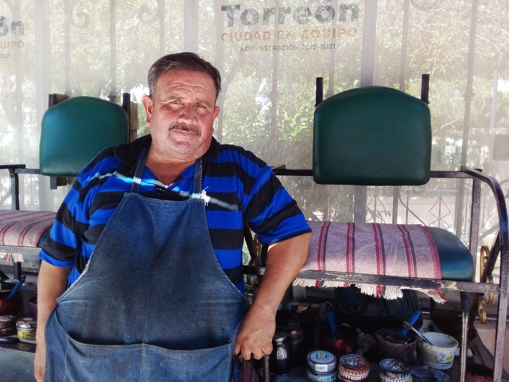 Personaje. Don Sebastián García ha boleado zapatos durante 46 años en la Plaza de Armas.