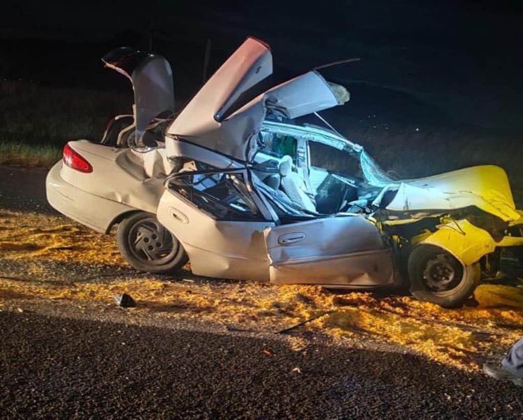 Presuntamente, el conductor transitaba a exceso de velocidad y en estado de ebriedad, por lo que tras el fuerte impacto por alcance, el automóvil prácticamente quedó destruido mientras que el tráiler apenas y sufrió algunas averías.

