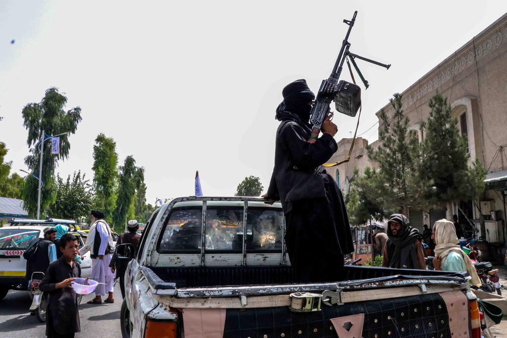 Kabul cumplió este domingo una semana bajo control talibán, que tomaron la capital sin oposición alguna al tiempo que el presidente afgano, Ashraf Ghani, abandonaba el país. Desde entonces, los islamistas han querido demostrar al mundo que su régimen es tolerante e inclusivo, algo que muchos aún no se creen. (ARCHIVO) 
