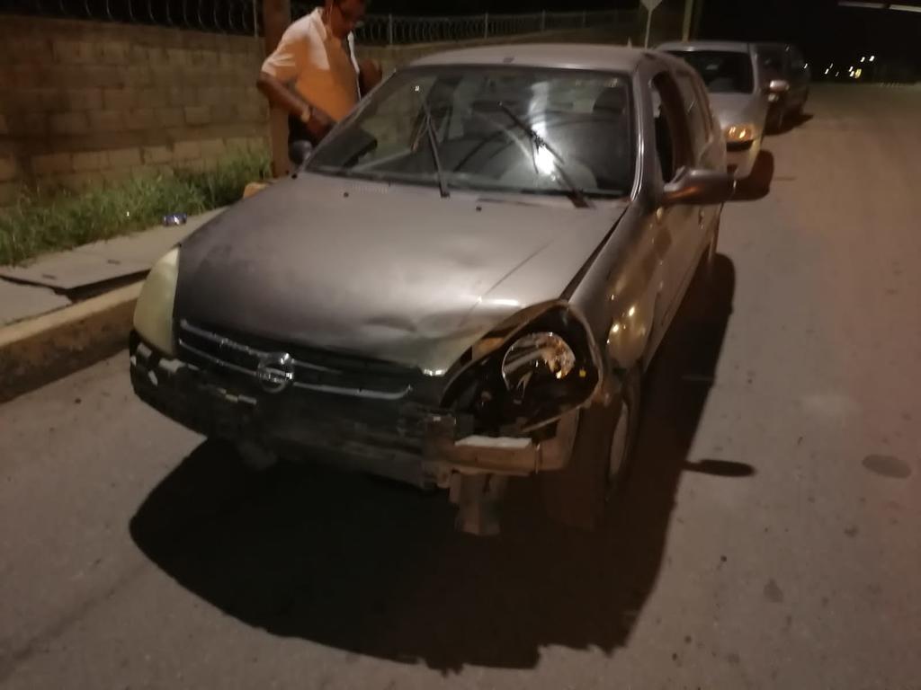Un hombre en estado de ebriedad fue detenido tras provocar un accidente vial frente a la colonia El Roble de la ciudad de Torreón. (EL SIGLO DE TORREÓN)