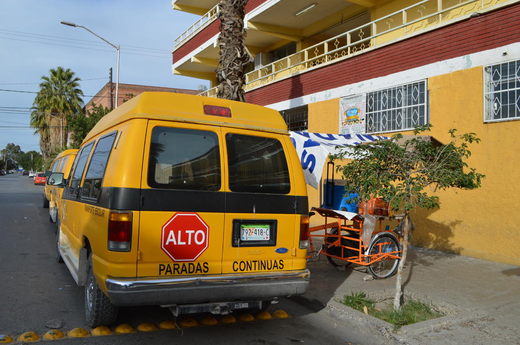 Mañana inicia el nuevo ciclo escolar 2021-2022 en Coahuila y algunas escuelas públicas y privadas de nivel básico lo harán de forma presencial por lo que el Instituto Mexicano del Seguro Social (IMSS) exhorta a las familias a mantenerse alertas ante cualquier sintomatología del COVID-19 para evitar que niños y niñas acudan a clases cuando presenten alguna manifestación, por leve que ésta sea. La institución médica, resalta que el primer filtro de corresponsabilidad es la familia. (ARCHIVO)