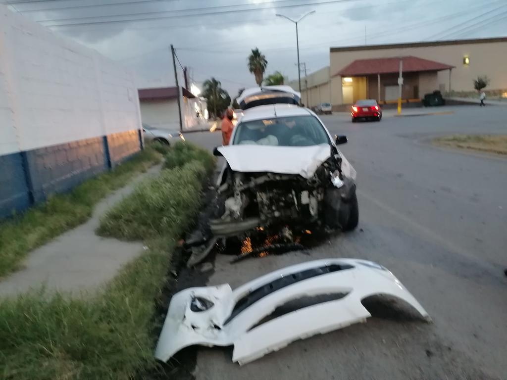 Un conductor en estado de ebriedad provocó un accidente vial en la colonia Casa Blanca de la ciudad de Torreón y posteriormente huyó del lugar, fue detenido minutos más tarde y presentado ante el Ministerio Público. (EL SIGLO DE TORREÓN)
