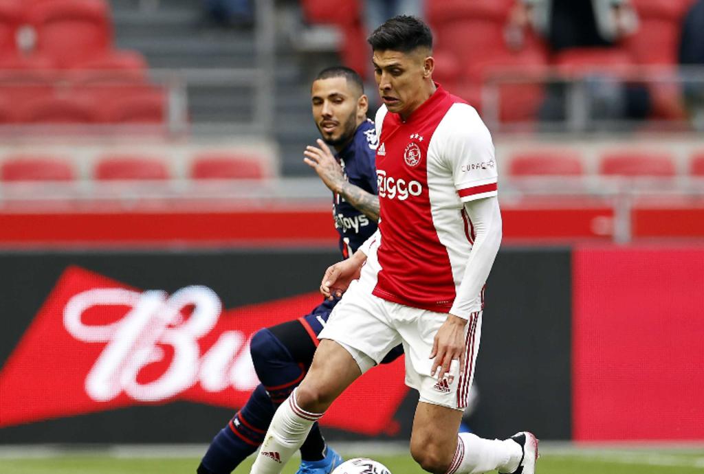 Edson Álvarez, volante mexicano que juega en el Ajax de Amsterdam, ha sido señalado de actitud violenta durante el juego de su equipo ante el Twente. Sin embargo, no vio la tarjeta roja.