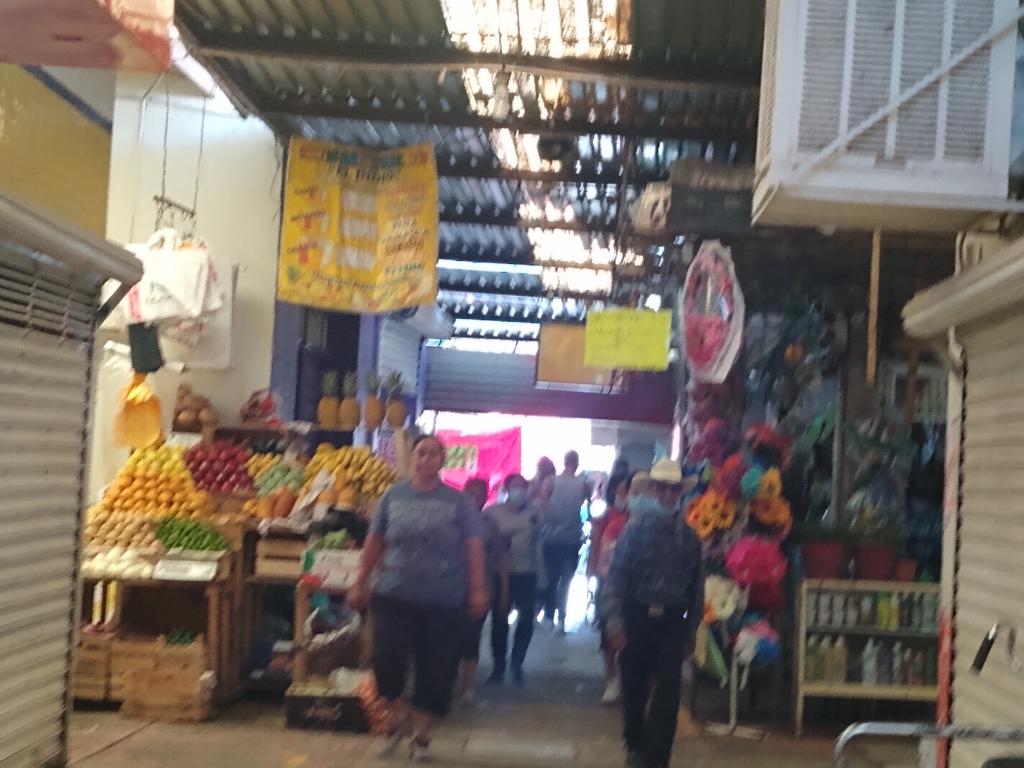 Locatarios del Mercado Manuel Acuña, en el municipio de Francisco I. Madero, aseguraron que, a pesar de que la pandemia de COVID-19 “golpeó” severamente la actividad comercial, no ha habido ningún incentivo por parte de la Administración Municipal. (ARCHIVO) 
