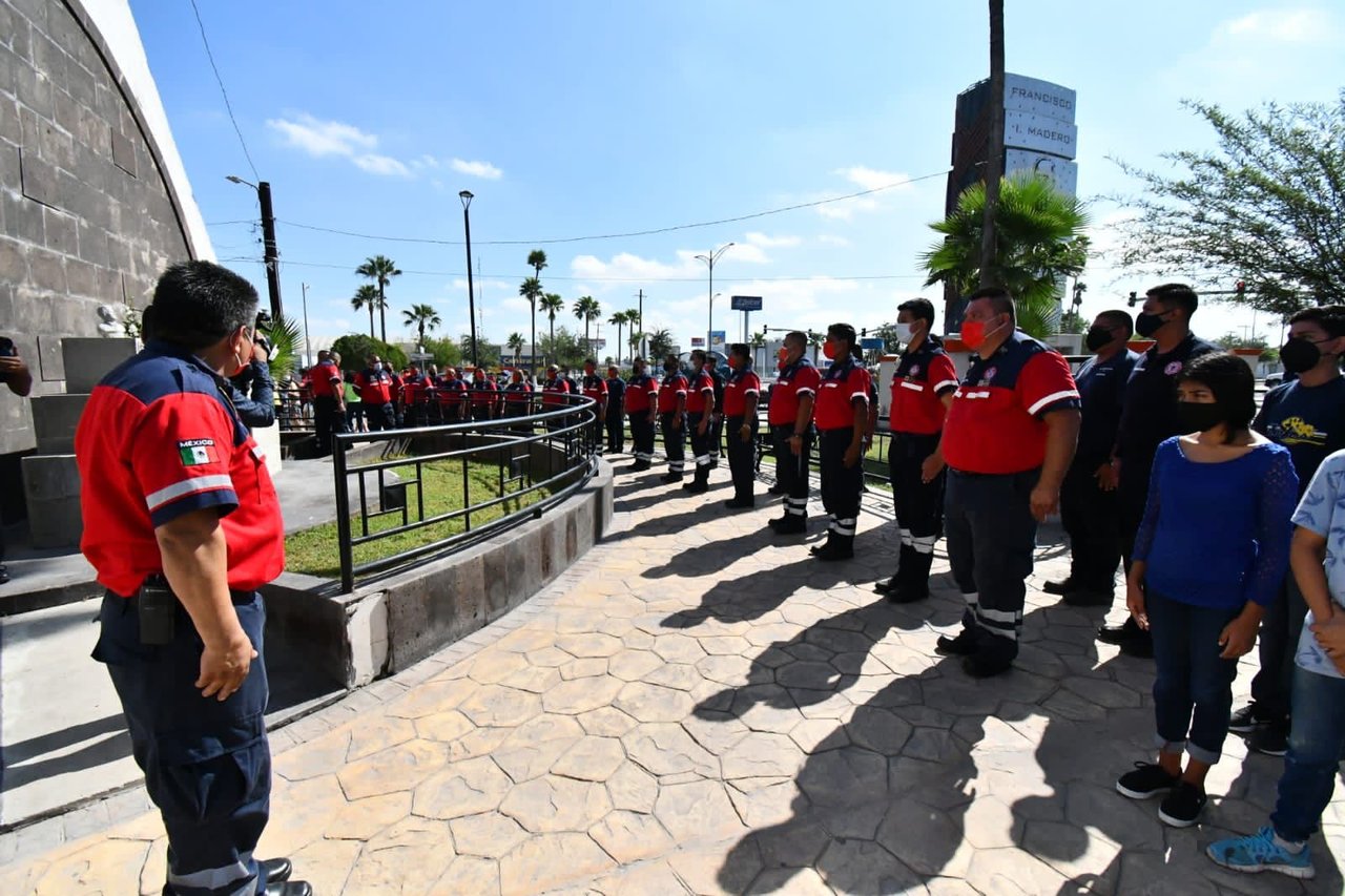 Rinden homenaje a bomberos caídos en Monclova