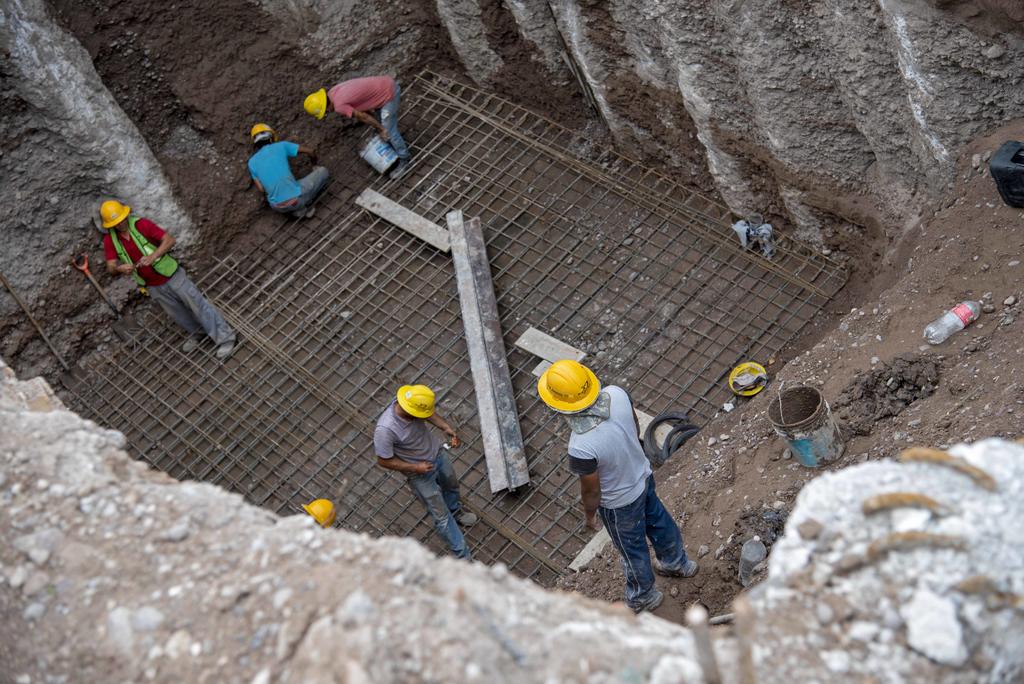 A través de la Comisión del Agua del Estado de Durango (CAED) se avanza en los trabajos de reposición del cárcamo de rebombeo en la colonia César G. Meraz, en el Municipio de Lerdo, informó Víctor Manuel Barrios López, encargado de CAED en la Laguna de Durango.
