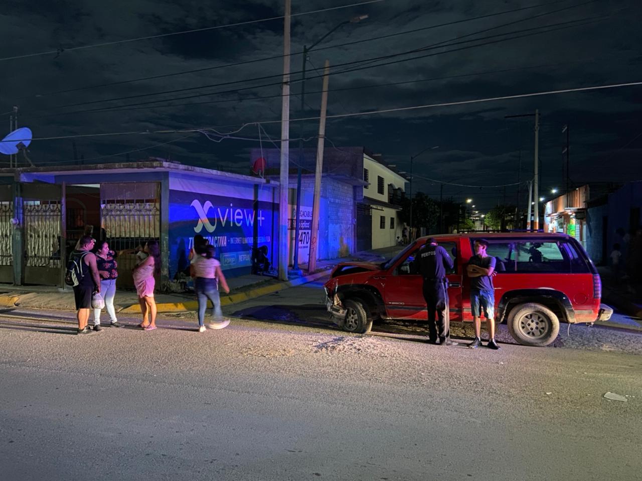 Conductor de camioneta choca contra vivienda en Gómez Palacio