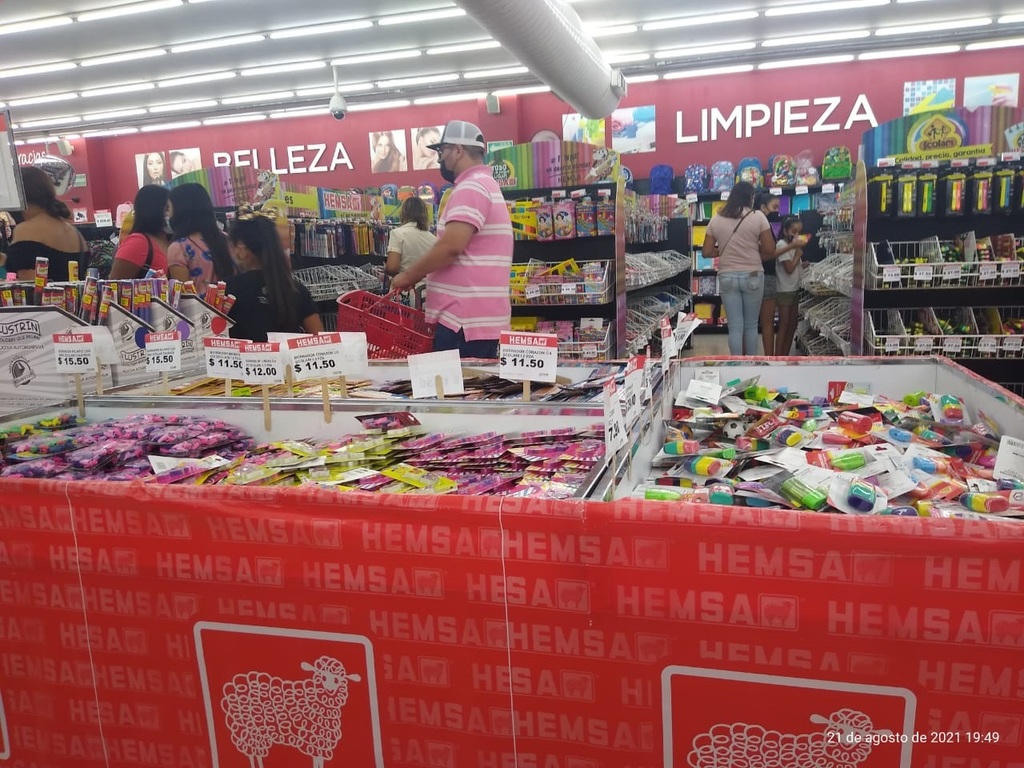 Fue alrededor de las 10 de la mañana que las papeleras, zapaterías, e incluso tiendas dedicadas a la venta de uniformes, registraron un incremento de clientes.