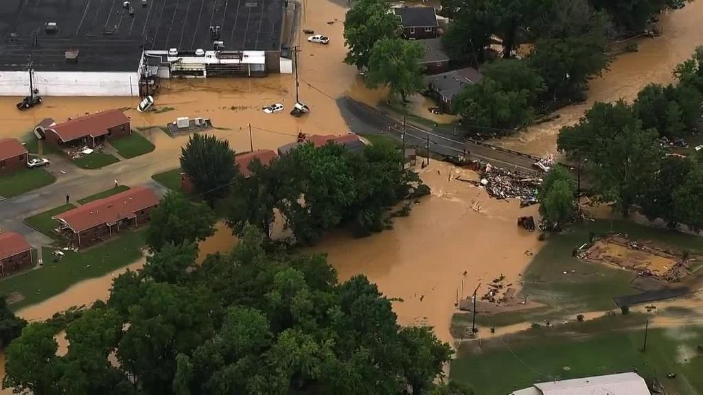 Los equipos de búsqueda trabajaban el lunes entre viviendas destrozadas y escombros, buscando a una decena de personas que siguen desaparecidas luego de que lluvias récord hicieran que las inundaciones se extendieran por el centro de Tennessee, causando la muerte de por lo menos 22 personas. (ESPECIAL)