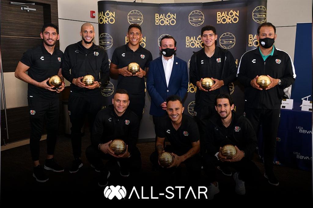 En el marco del inicio de la concentración del Juego de las Estrellas de la MLS, el presidente ejecutivo de la Liga MX, Mikel Arriola, entregó de manera presencial los Balones de Oro a los mejores futbolistas y director técnico de la Temporada 2020-2021. (ESPECIAL)