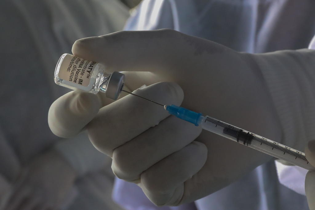 Las autoridades de EUA dieron un paso más este lunes para tratar de convencer a los escépticos para vacunarse contra la COVID-19 con la autorización total del suero de Pfizer, que ahora se llamará Comirnaty. (ARCHIVO) 
 